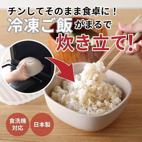 A beige ceramic rice cooker insert bowl filled with cooked white rice, shown on a wooden table with chopsticks lifting the rice. Japanese text overlays explain use, with a circular inset showing the insert being placed into a microwave.