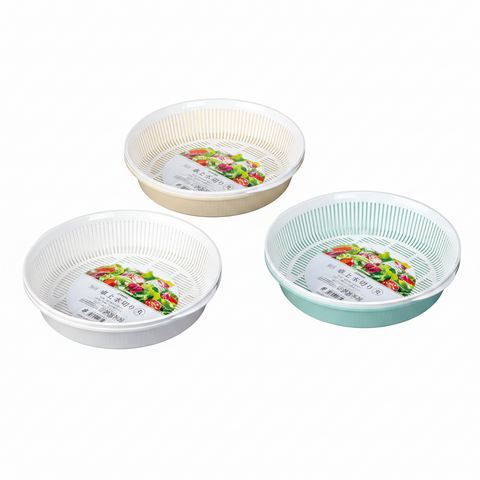 Three round plastic colander strainers in white, beige, and blue, arranged on a plain white background. Each colander has a paper label with a salad illustration and Japanese text.